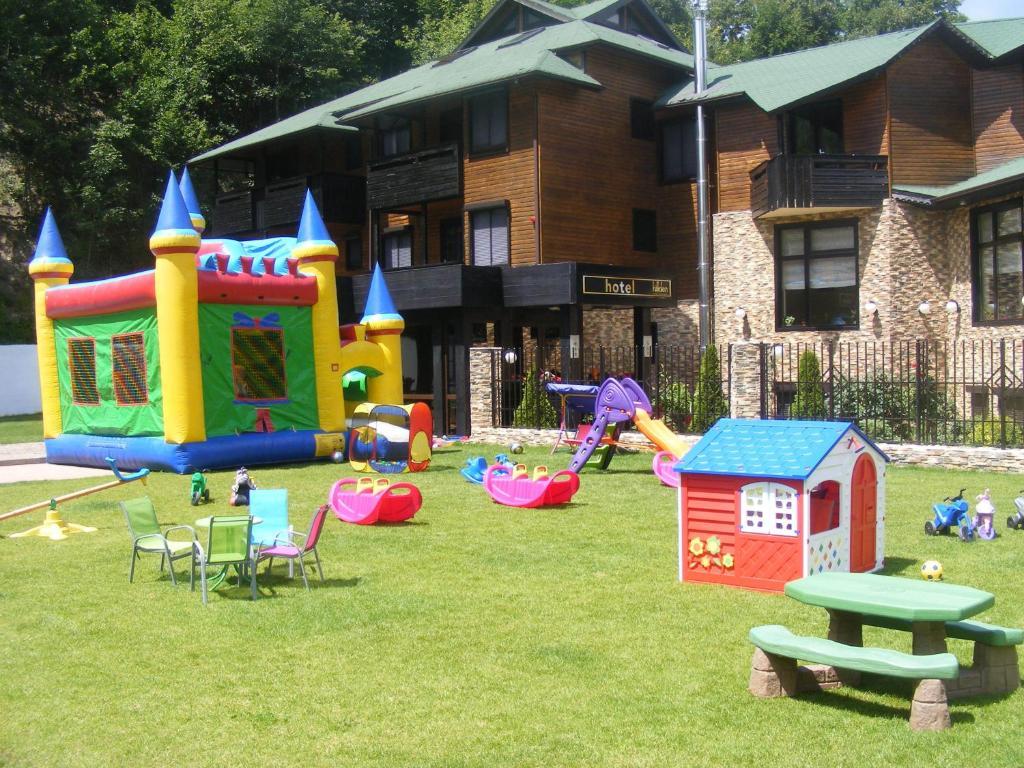 Hotel Hillden Lodge&Restaurant Drumu Carului المظهر الخارجي الصورة