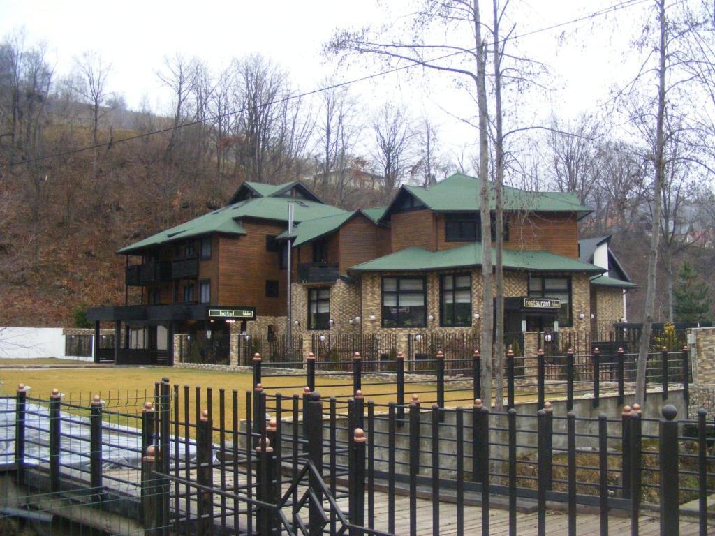 Hotel Hillden Lodge&Restaurant Drumu Carului المظهر الخارجي الصورة